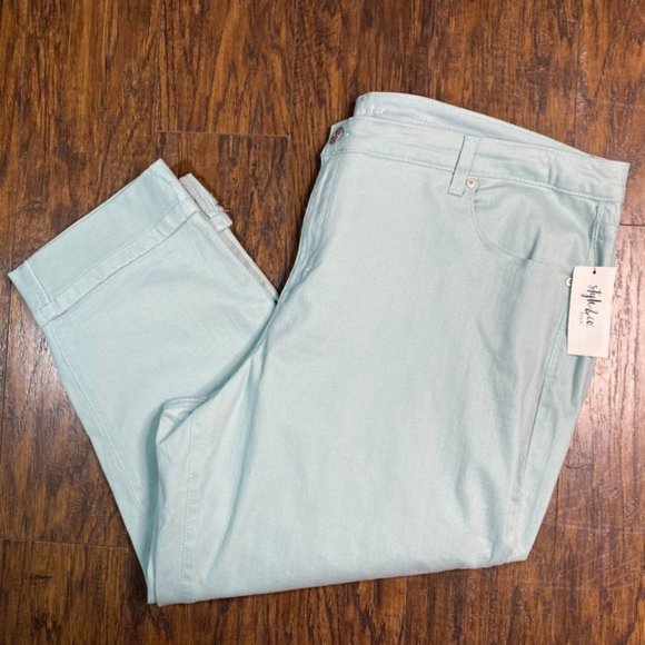 NWT Style & CO Plus Cuffed Mid-Rise Capri Jeans - Picture 1 of 3